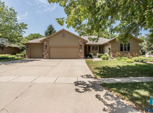 1109 S Parkview Blvd, Brandon, SD 57005
