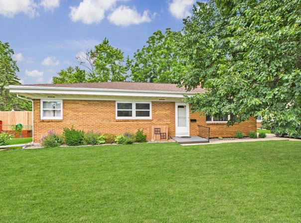 1613 CLARKS Court, OSHKOSH, WI 54901-2732