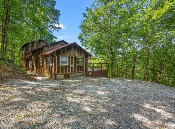 525 Lake Road, East Bernstadt, KY 40729