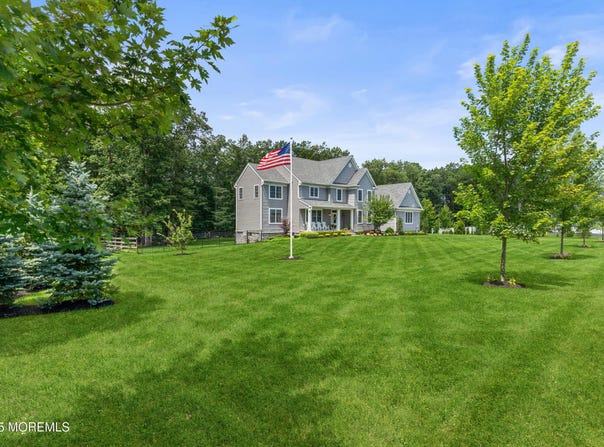 2 Tiffany Court, Farmingdale, NJ 07727