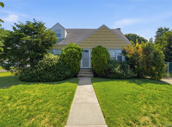 695 Eileen Court, Franklin Square, NY 11010