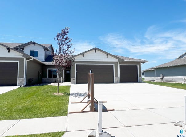 5913 S Spirea Ave, Sioux Falls, SD 57108