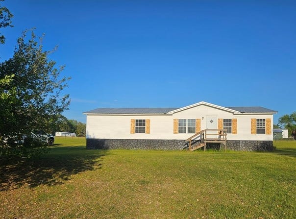 562 Patrica Ln, Ray City, GA 31645