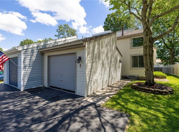 7 Brimsdown Circle, Fairport, NY 14450