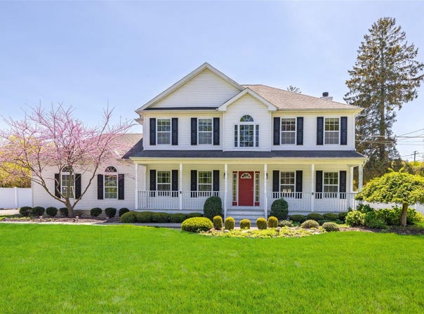 6 3rd Avenue, Rocky Point, NY 11778