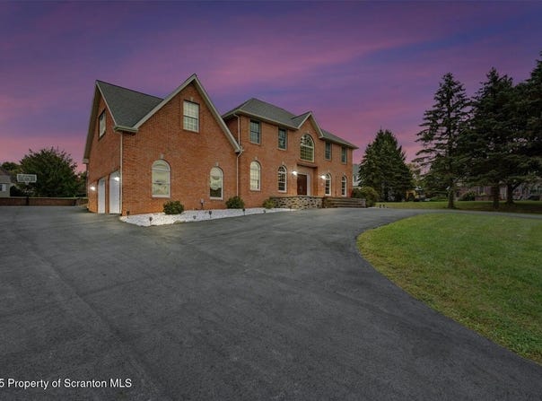 105 Crossgate Drive, South Abington Twp, PA 18411