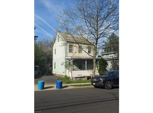 132 Warren St, Clifton City, NJ 07013-1124