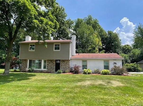 21150 E Chigwidden Street, Northville, MI 48167