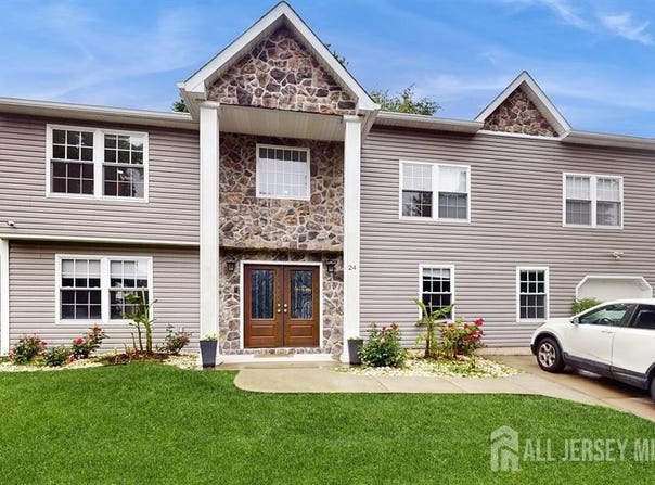 24 Westwood Circle, Edison, NJ 08820