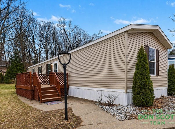 6913 Sandwood Street NE, Rockford, MI 49341