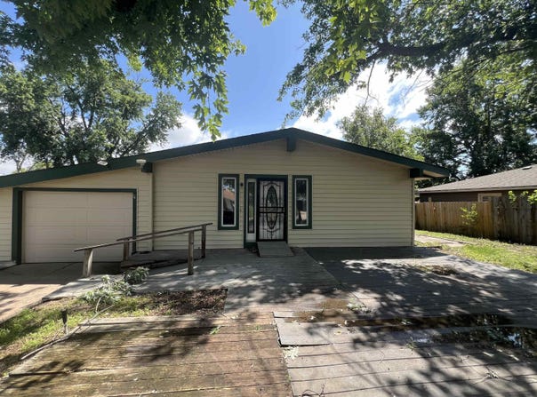 980 N Brownthrush Ln, Wichita, KS 67212