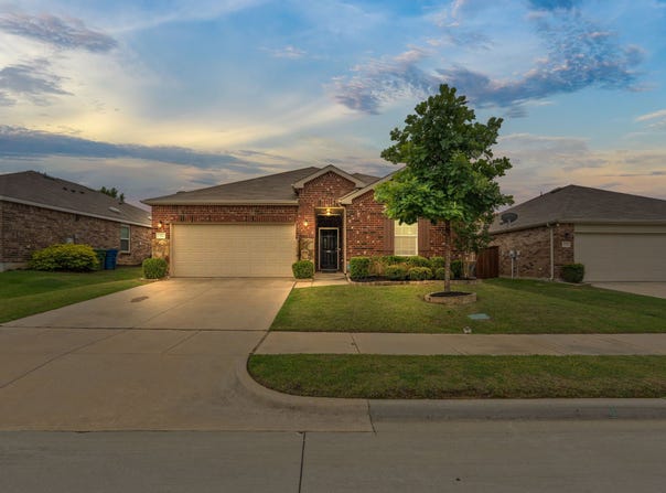 1716 Trace Drive, Aubrey, TX 76227