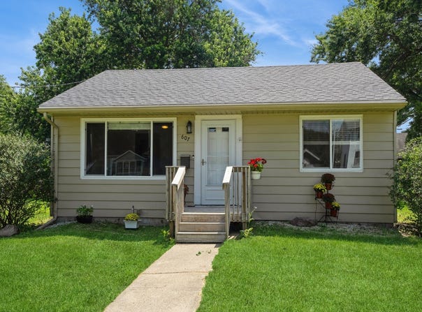 607 W 1st Avenue, Indianola, IA 50125