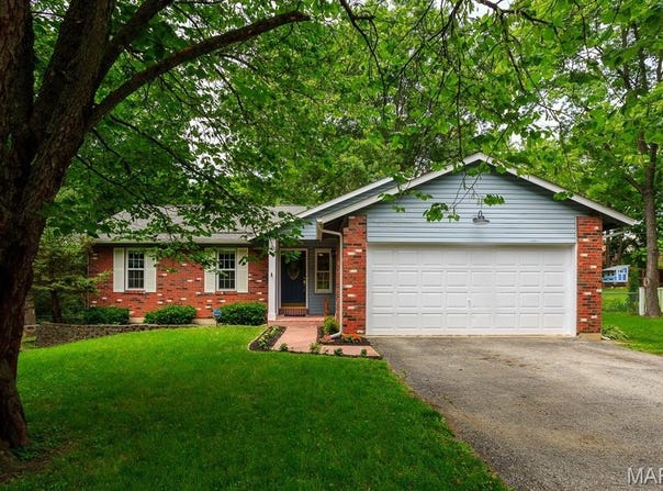 9 Donald Drive, St Charles, MO 63304