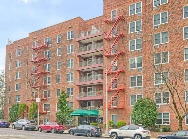 241-20 Northern Blvd, Douglaston, NY 11362