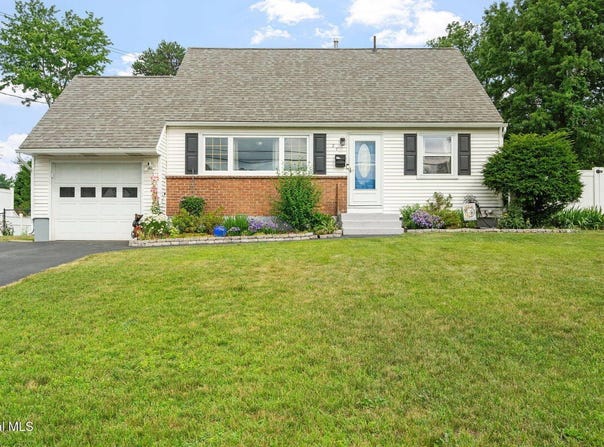 27 Terry Avenue, Guilderland, NY 12303