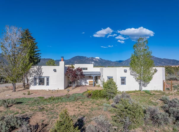 206 Hondo Seco Road, Arroyo Seco, NM 87514