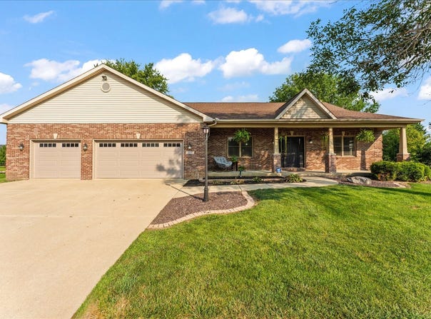 1807 Cypress Pointe Court, Mahomet, IL 61853