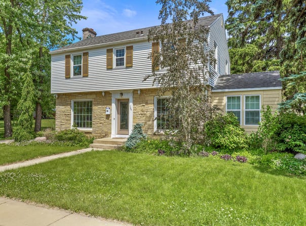 129 S Jackson St, Elkhorn, WI 53121