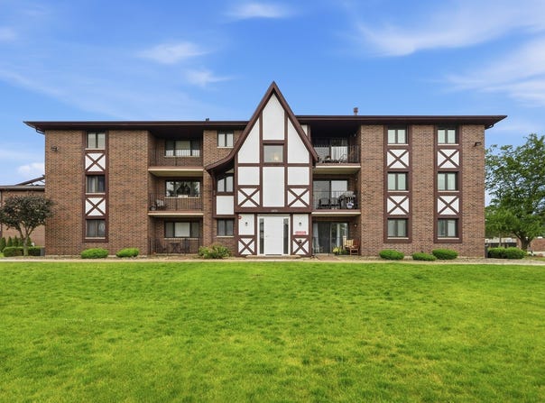 10521 S Roberts Road, Palos Hills, IL 60465