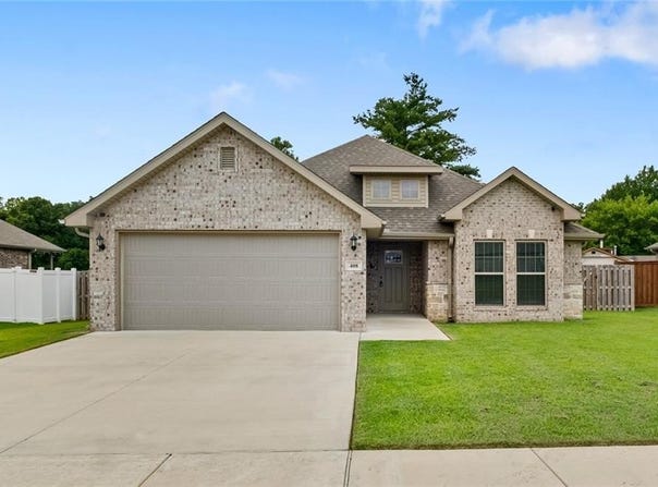408 Fox  CIR, Pea Ridge, AR 72751