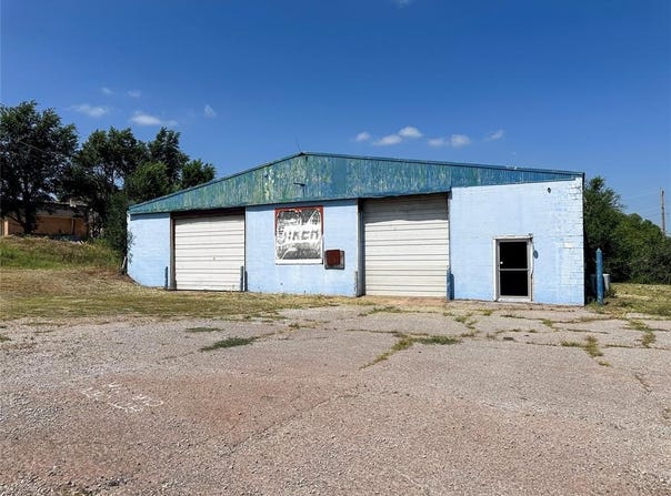 1406 Neptune Drive, Clinton, OK 73601