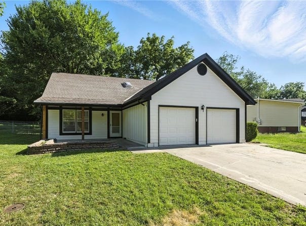 5207 Countryside Lane, Blue Springs, MO 64015