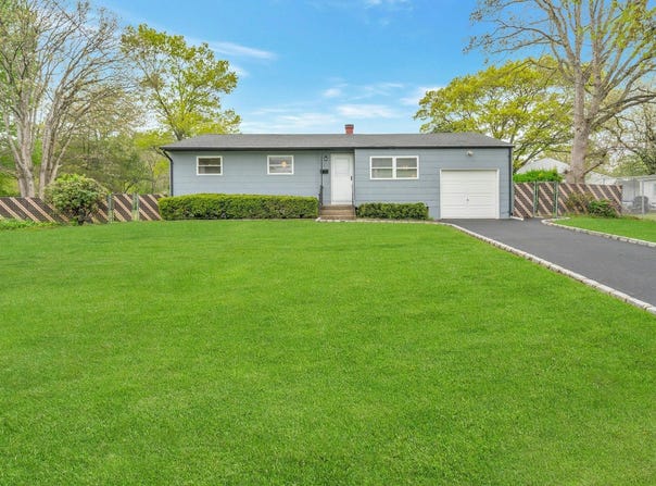 7 Glenn Court, Brentwood, NY 11717