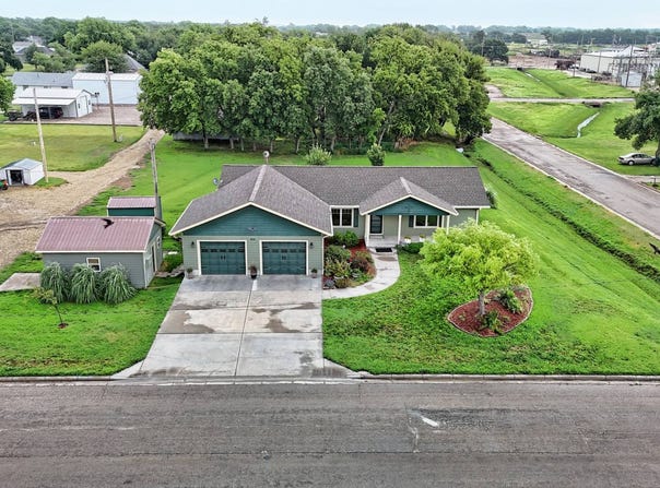 905 2nd St, Downs, KS 67437