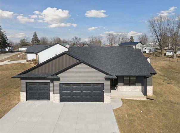 718 Pointer Circle, Center Point, IA 52213