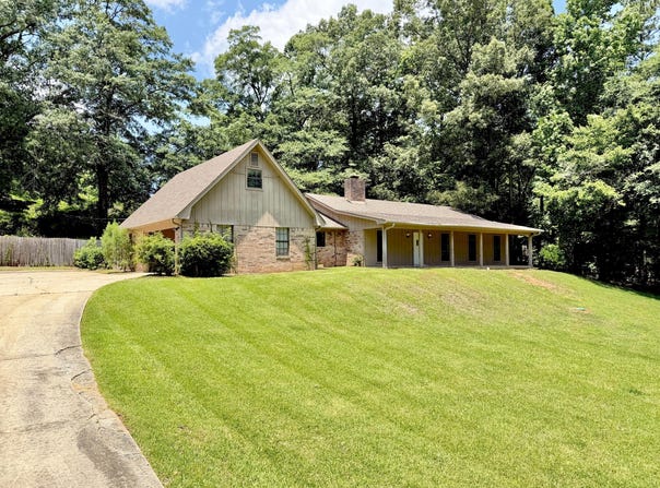 85 Lakeview Dr, Columbus, MS 39705