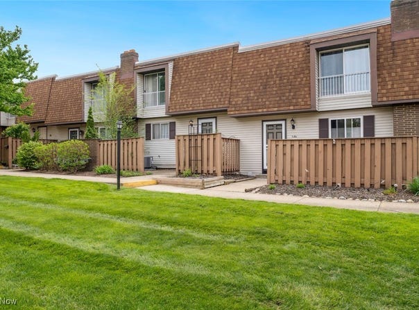 6468 State Road unit: L11, Parma, OH 44134