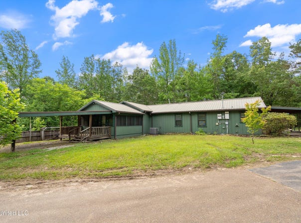 135 Red Bird Cove, Batesville, MS 38606