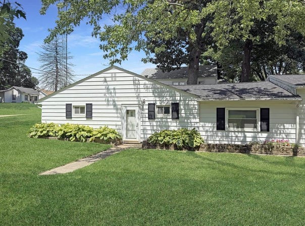 1602 East De Leon Street, Freeport, IL 61032