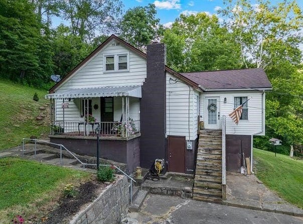 698 Lick Branch Road, Charleston, WV 25312