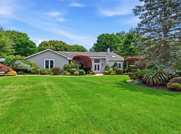 4 Laurelwood Court, Dix Hills, NY 11746
