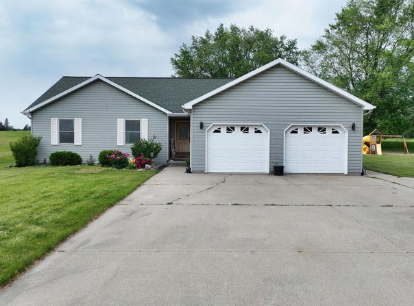 1006 N Clubhouse Drive, Lake Isabella, MI 48893