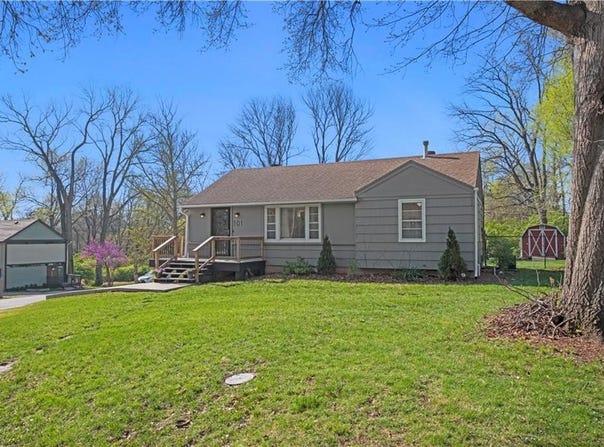 101 W 97th Terrace, Kansas City, MO 64114