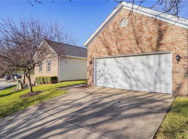 1718 N Pointe Drive NW, Canton, OH 44708