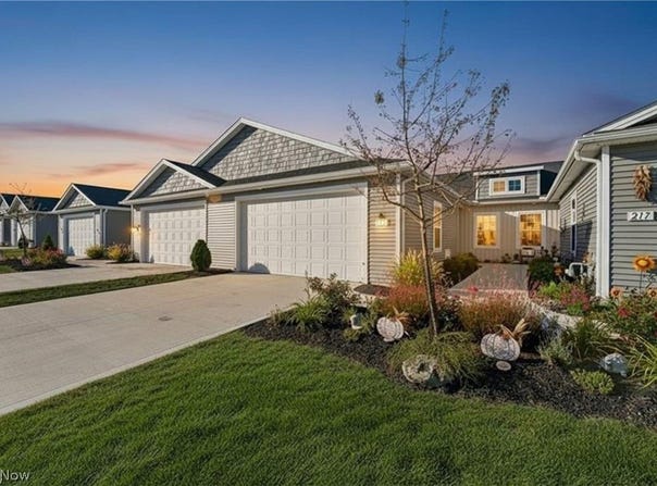 215 Silver Spring Circle, Elyria, OH 44035