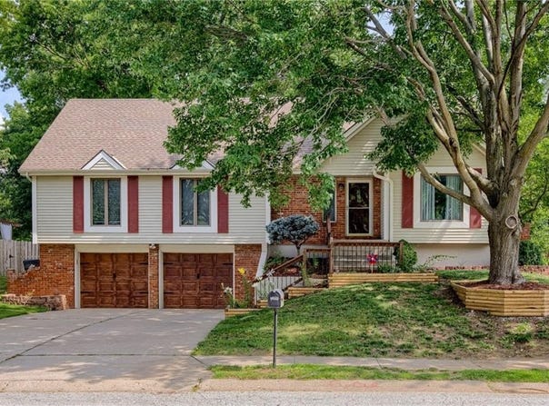 1209 NW Roanoke Drive, Blue Springs, MO 64015