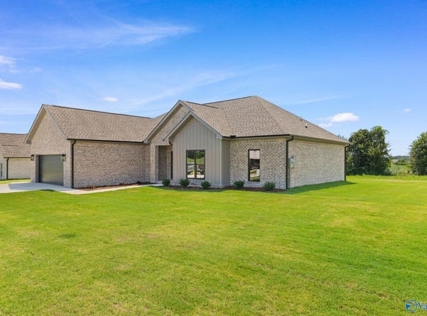 240 Spry Way, Killen, AL 35645