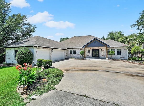 102 Noweta Place, Lake Kiowa, TX 76240