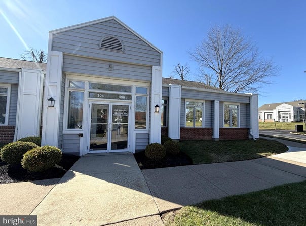 304 CORPORATE Drive E, LANGHORNE, PA 19047