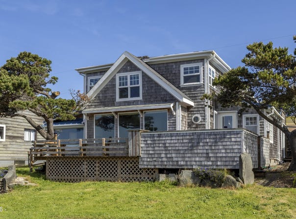 150 W 1st Street, Yachats, OR 97498