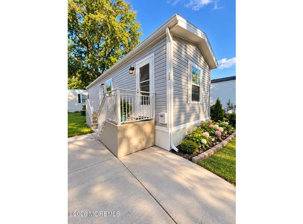 28 Sams Mobile Home Court, Hazlet, NJ 07730