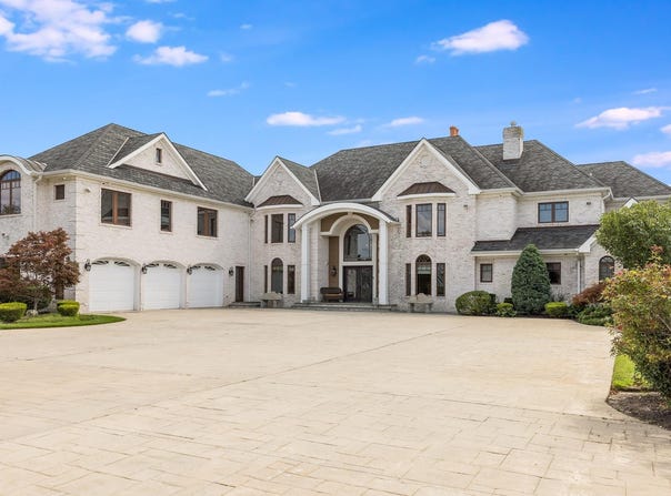 130 Wagstaff Lane, West Islip, NY 11795