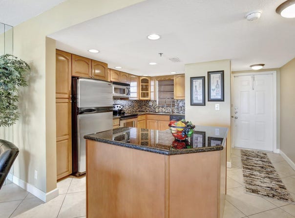3300 W Rolling Hills Circle, Davie, FL 33328