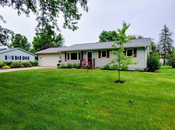 903 E Bluff St, Boscobel, WI 53805