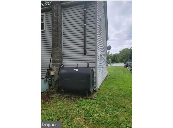27 E LINE STREET, CARNEYS POINT, NJ 08069
